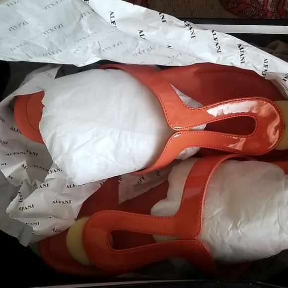 New Alfani Thong Sandals - Picture 2 of 5